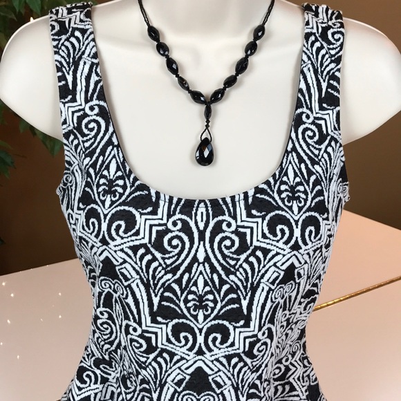 🎉HOST PICK!!🎉BEBE BLACK & WHITE TOP SIZE S/P🖤 - Picture 3 of 8